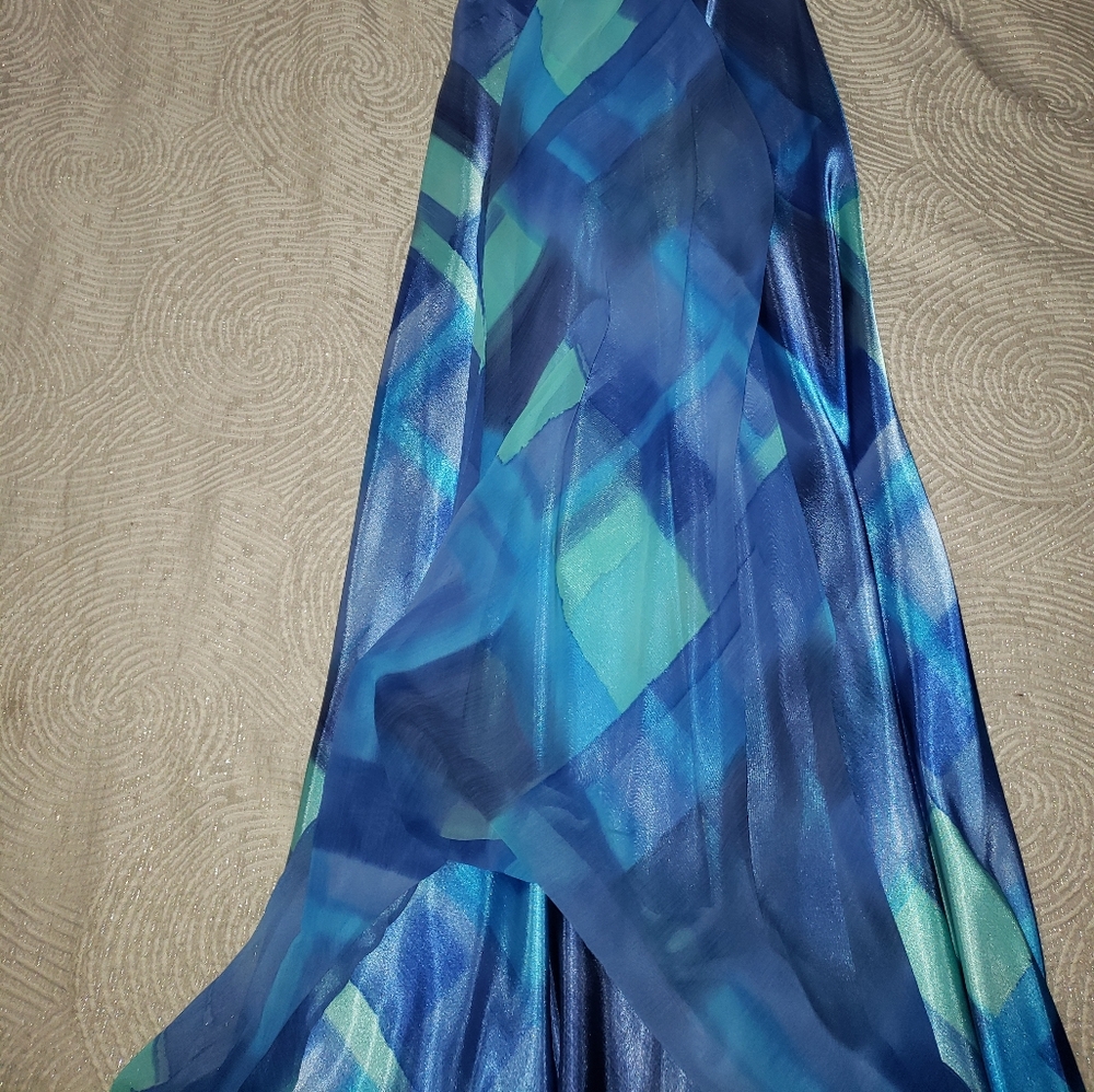 Dress - Picture 3 of 3
